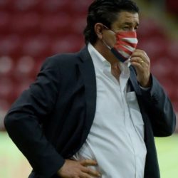 Luis Fernando Tena, técnico de Chivas, tiene Covid-19
