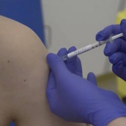 RUSIA empieza a vacunar contra Covid-19 a trabajadores en riesgo