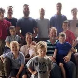 Familia con 14 hijos varones celebra el nacimiento de una niña