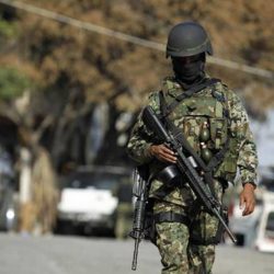Enfrentamiento entre soldados y sujetos armados deja 2 muertos en Michoacán