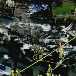 Avioneta cae en área residencial de Los Ángeles; reportan un muerto