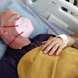 Hombre que fue mordido por una cobra está ciego y paralizado mientras lucha contra el COVID-19