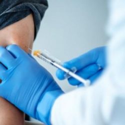 Voluntario de vacuna de AstraZeneca en la India presenta demanda por “reacción adversa”