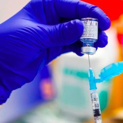 Encuentran vacuna efectiva contra variante sudafricana contra COVID-19