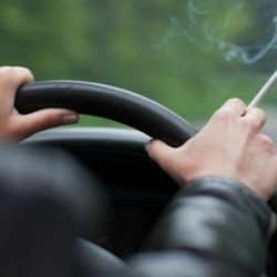 Propone morena multa a quienes fumen manejando