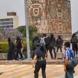 Irrumpen encapuchados en la UNAM y causan destrozos en la rectoría