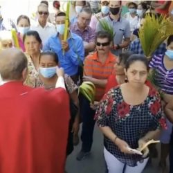 Sacerdote arranca cubrebocas a fieles en Honduras; es una “babosada”, dice