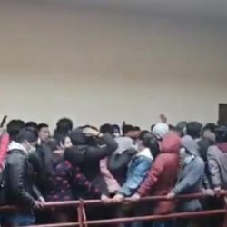 Captan cómo universitarios de Bolivia caen de cuarto piso al romperse barandal durante asamblea