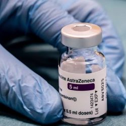 Más naciones europeas detienen el uso de la vacuna AstraZeneca mientras se investigan los informes de coágulos de sangre en pacientes