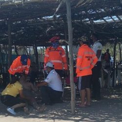 Rescatan de morir ahogado a turista en Playa Chachalacas