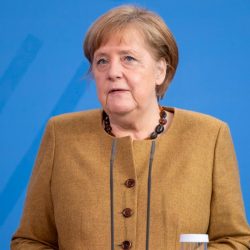 Angela Merkel recibe la primera dosis de la vacuna de AstraZeneca