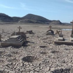 La sequía descubre tumbas que estaban bajo el agua, hasta una iglesia 