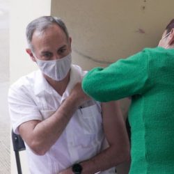Hugo López-Gatell se vacuna contra el COVID-19 en CDMX